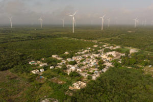 Parque eólico y viviendas cercanas