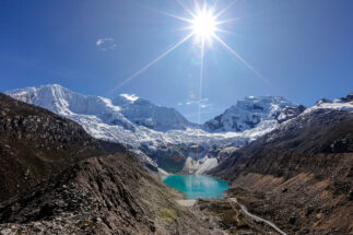 laguna palcacocha en los andes de perú