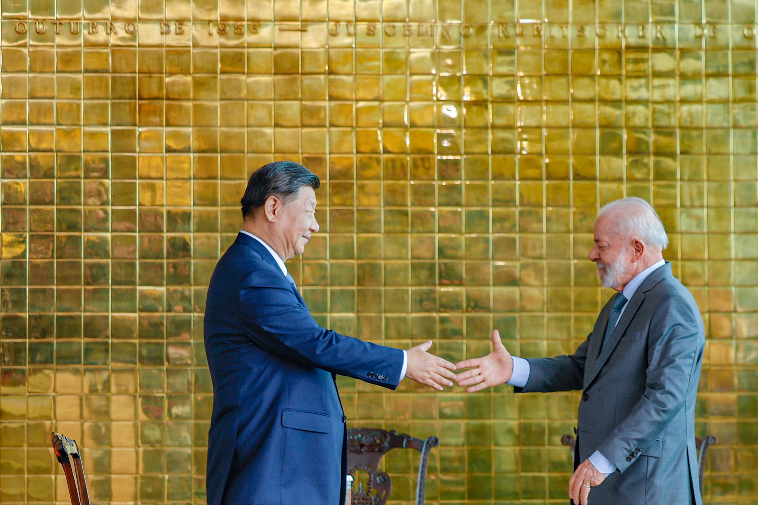<p>El presidente chino, Xi Jinping, y el presidente brasileño, Lula da Silva, en una ceremonia en la que se firmaron 37 nuevos acuerdos de colaboración entre Brasil y China, en Brasilia, el 20 de noviembre (Imagen: <a href="https://www.flickr.com/photos/palaciodoplanalto/54152505337/in/album-72177720322077844">Ricardo Stuckert</a> / <a href="https://www.flickr.com/people/palaciodoplanalto/">Palácio do Planalto</a>, <a href="https://creativecommons.org/licenses/by-nd/2.0/">CC BY ND</a>)</p>