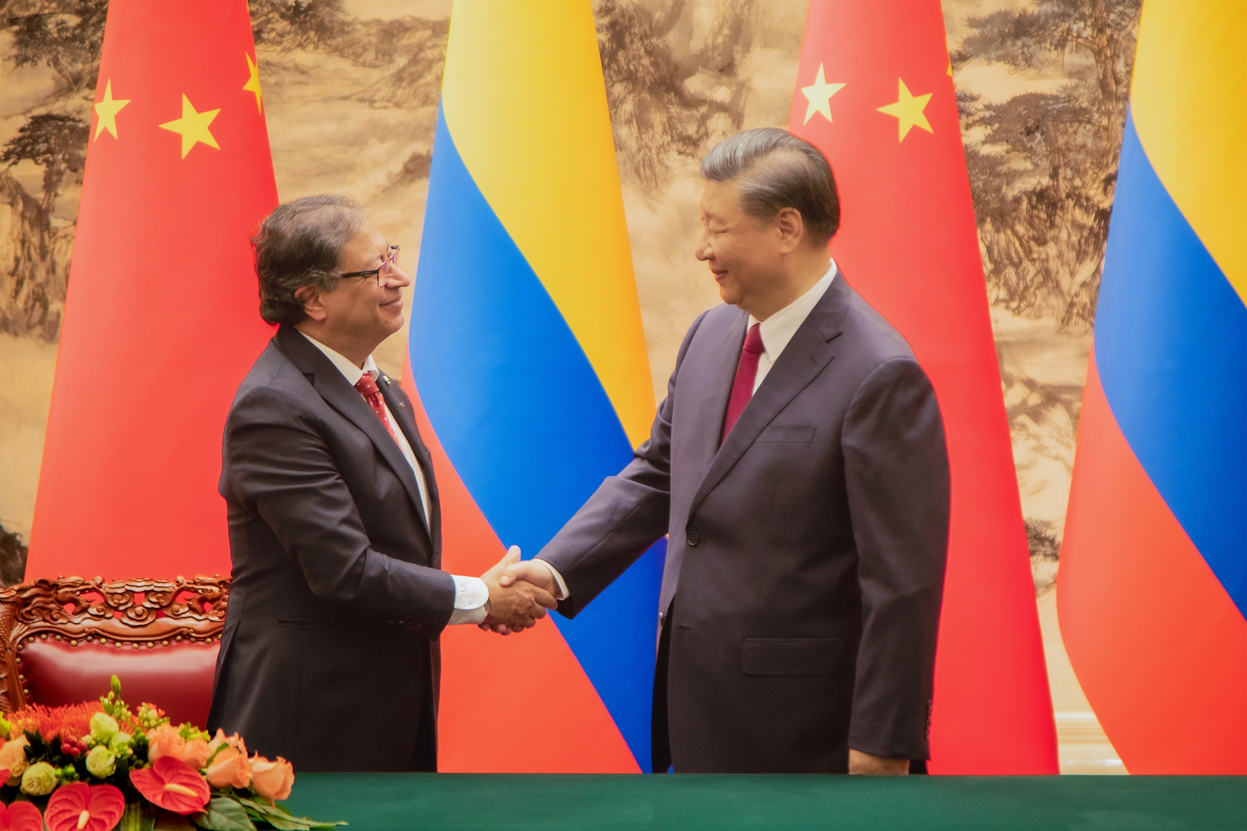 <p>El presidente colombiano Gustavo Petro y el líder chino Xi Jinping en la firma de acuerdos bilaterales en Beijing, China, en octubre de 2023. La agricultura, las energías renovables y la industria fueron algunos de los sectores destacado de cooperación (Imagen: <a href="https://www.flickr.com/photos/197399771@N06/53286360180/in/album-72177720312195412">Mauricio Velez</a> / <a href="https://www.flickr.com/people/197399771@N06/">Presidencia de Colombia</a>, <a href="https://creativecommons.org/publicdomain/mark/1.0/">PDM</a>)</p>